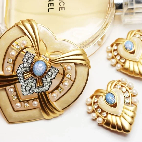 Hearts of Hollywood Set Elizabeth Taylor for AVON